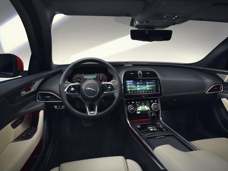 Торпедо Jaguar XE P300 R-Dynamic 2019 года  (WW) (фото 13 из 51)